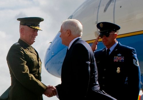 Former Defense Secretary Robert Gates shakes hands with Gen. James Mattis (Defense.gov)