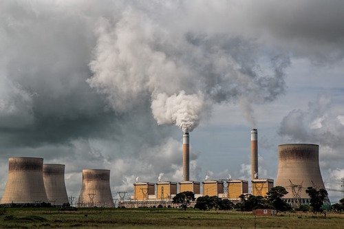 A power plant produces smog (Pixabay)